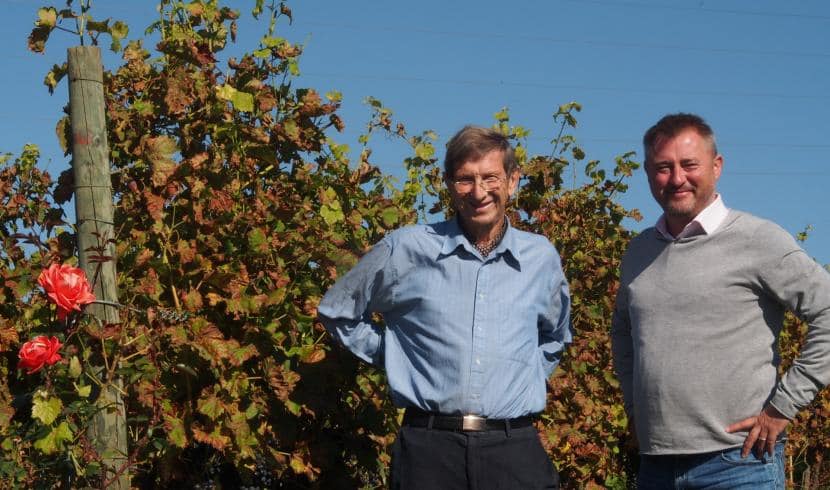 Philippe Grafé (à gauche) et son assistant devant les vignes du domaine du Chenoy.